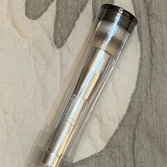 It Cosmetics Foundation Brush - Picture 6 of 6